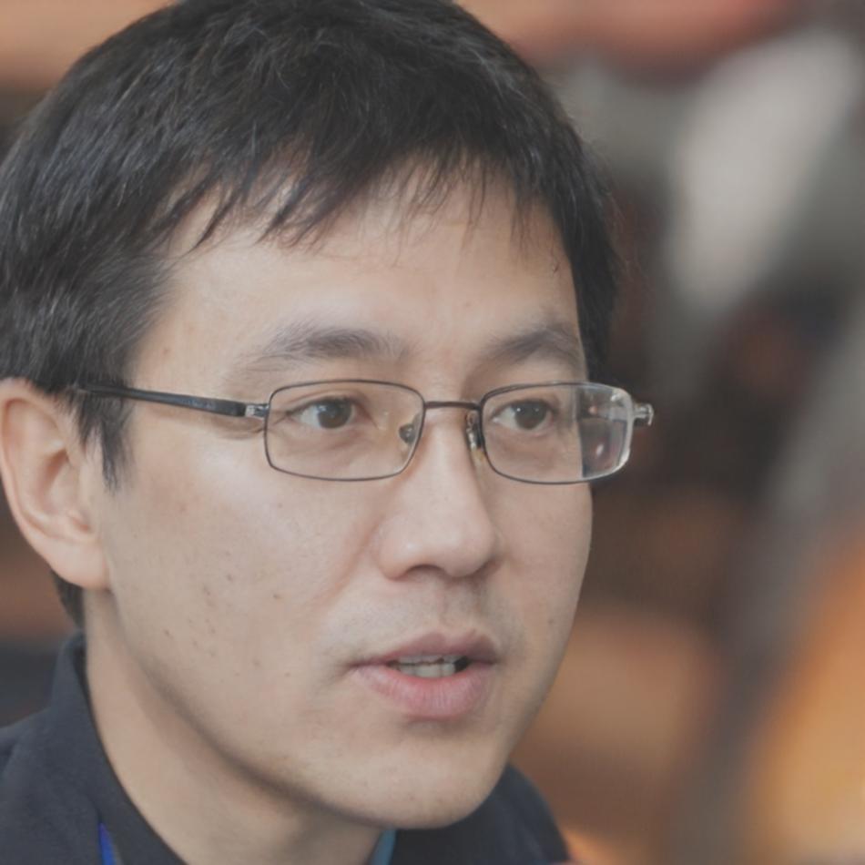 Преподаватель Эрол Демир